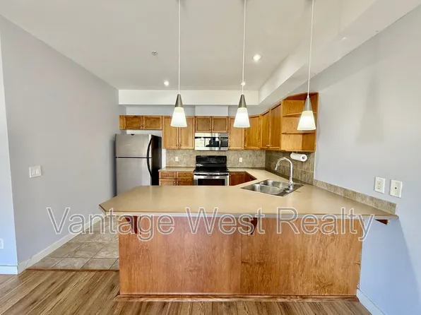 2120 Shannon Ridge Dr Unit 210, West Kelowna, BC V4T 2Z3