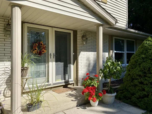 N8W27284 Woodridge LANE, Waukesha, WI 53188