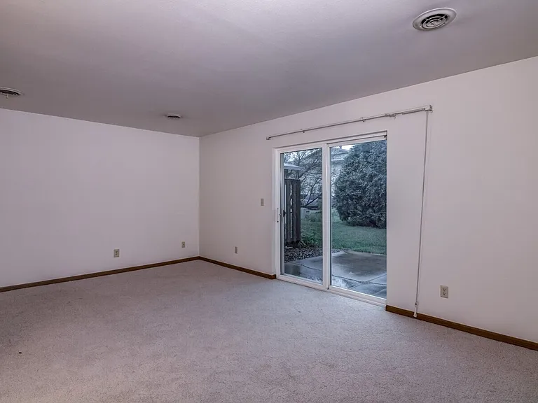 1050 W Hamilton Ave — Photo 28