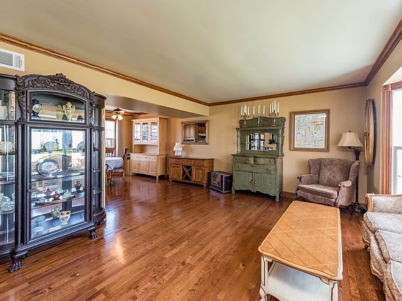 3rd image of 3831 Pine Ave