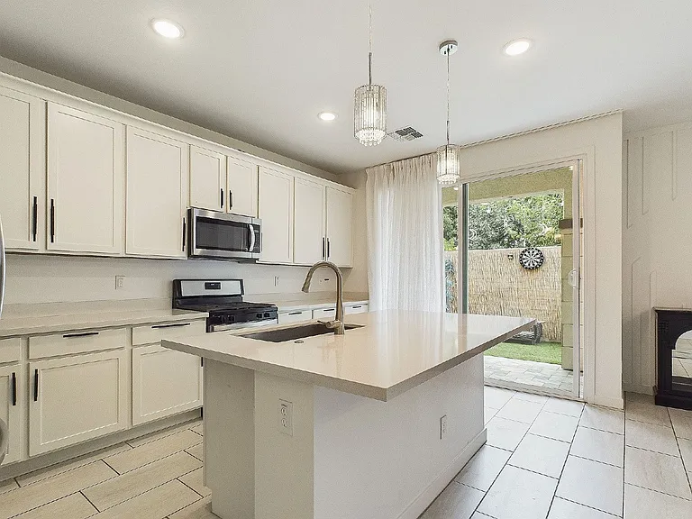 1133 N Jay Pl — Photo 8