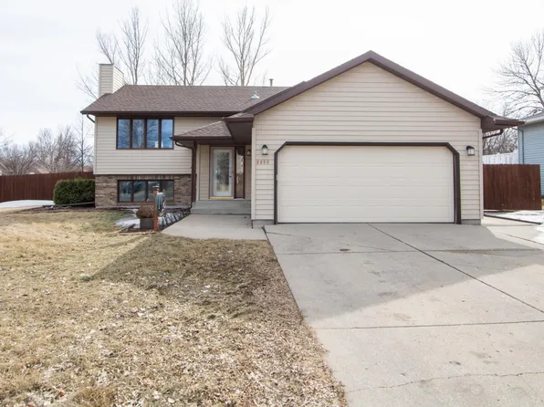2202 33rd Ave S, Fargo, ND 58104