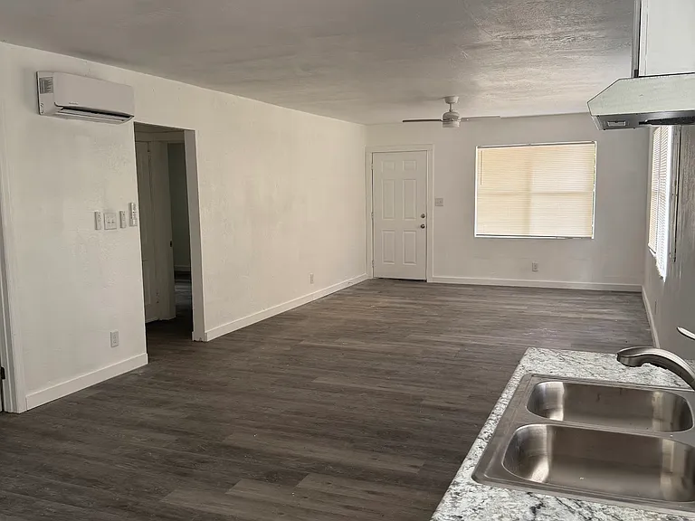 2733 Simpson St — Photo 7