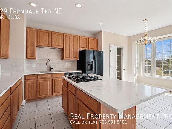 3rd image of 829 Ferndale Ter NE