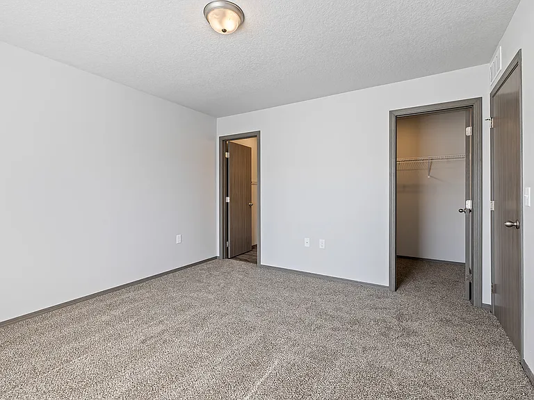 Prairie Village Commons Apartments and Townhomes — Photo 11