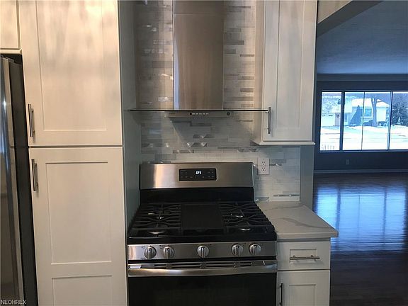 5th image of 552 N Skyline Dr