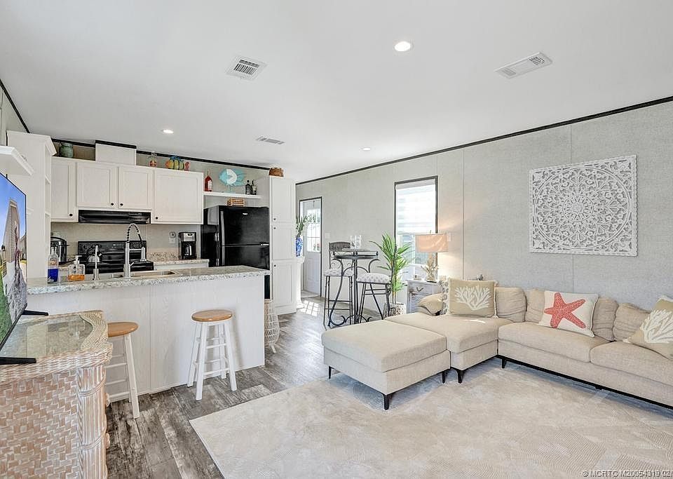 1st image of 315 NE Cardinal Ln