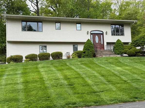8 Medford Place, Nanuet, NY 10954