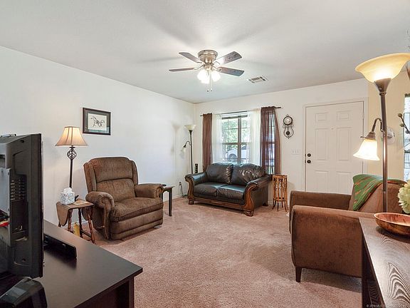2nd image of 609 S Florence Ave