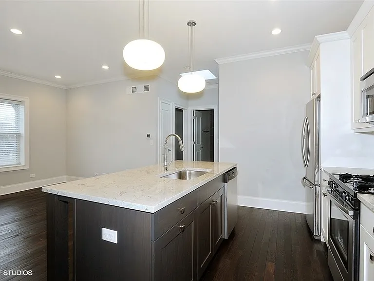 2305 W Waveland Ave — Photo 6