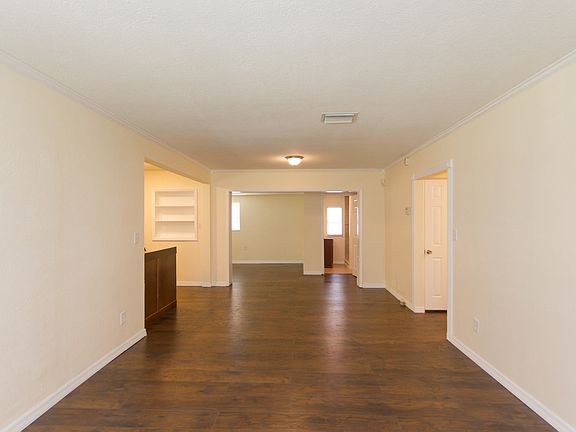 5th image of 1021 E Crenshaw St