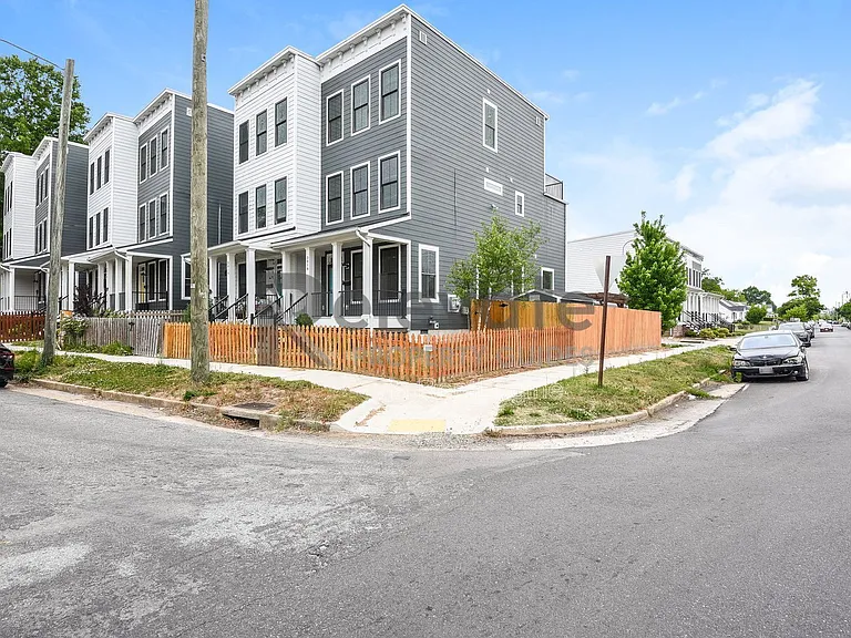 3018 S St — Photo 2