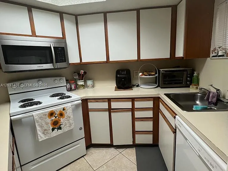 8215 Lake Dr #401 — Photo 3