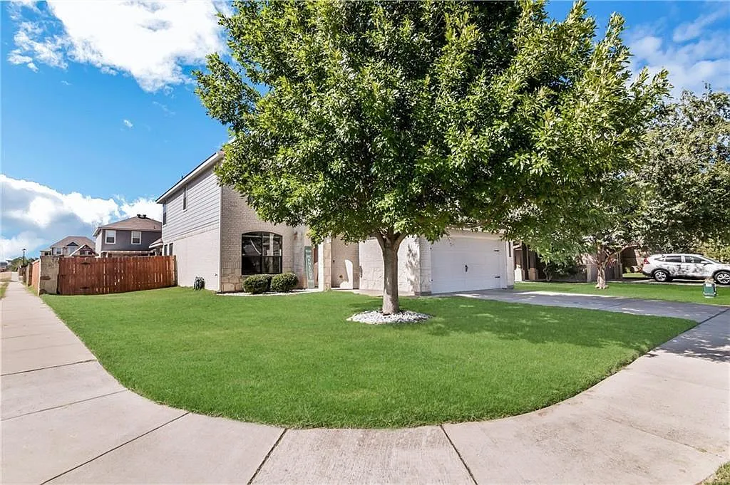 4 bed, 2.5 bath, 2501 sqft, $2,350 — Photo 3