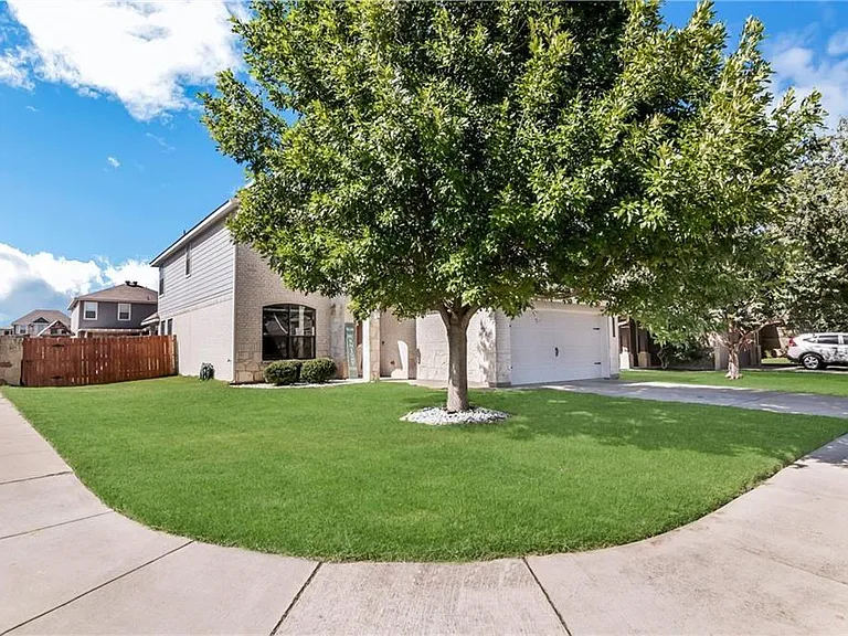 3418 Castleton Dr — Photo 3