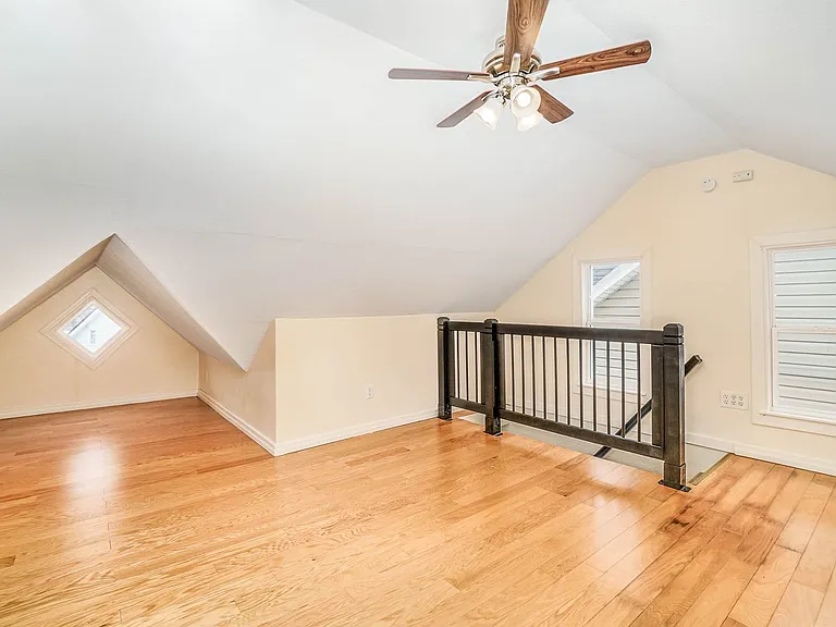 136 N Potomac St — Photo 18