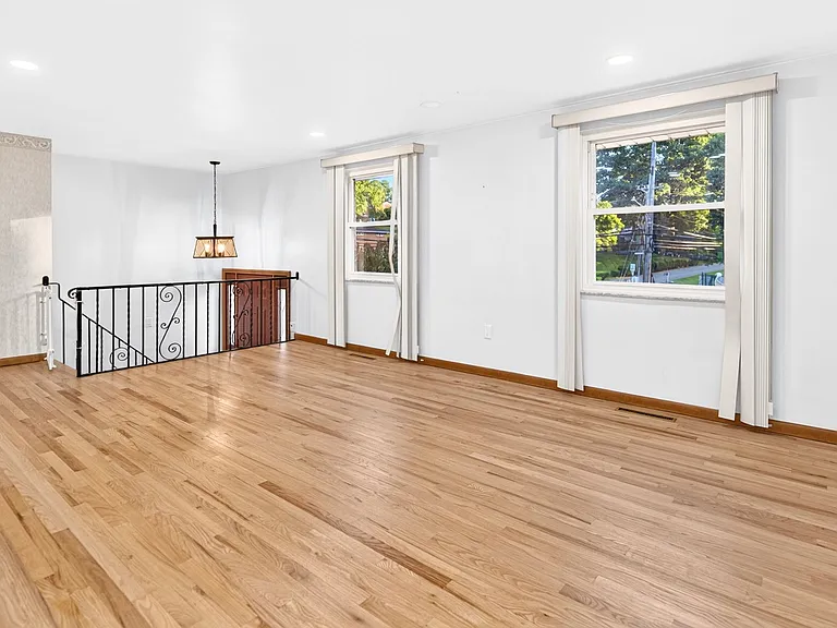 436 Sharon Rd — Photo 4