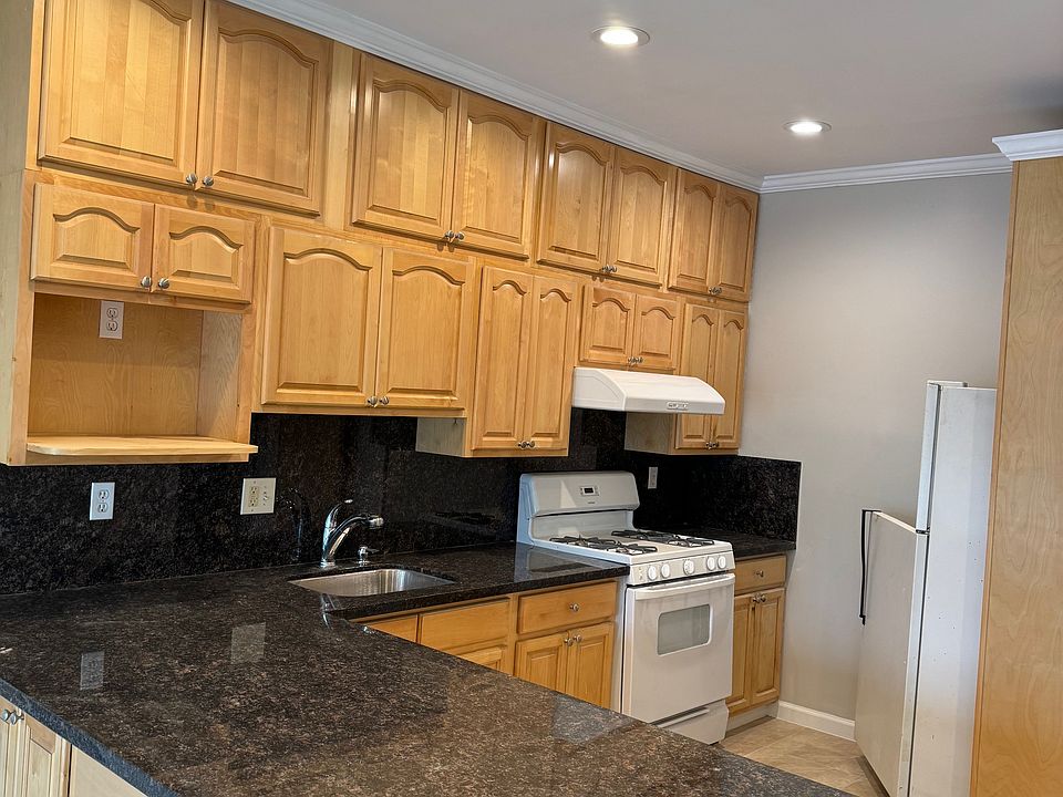 large granite peninsula with bar stool eating area
