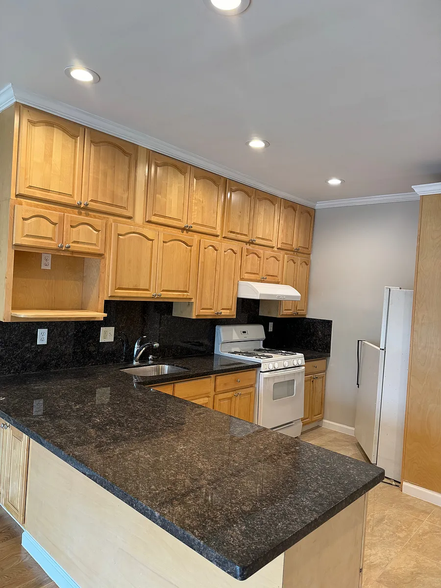 large granite peninsula with bar stool eating area - 1517 Macarthur Blvd #11