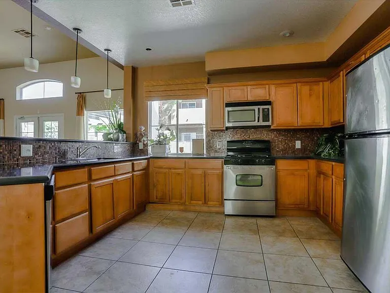 Solana Apartments — Photo 18