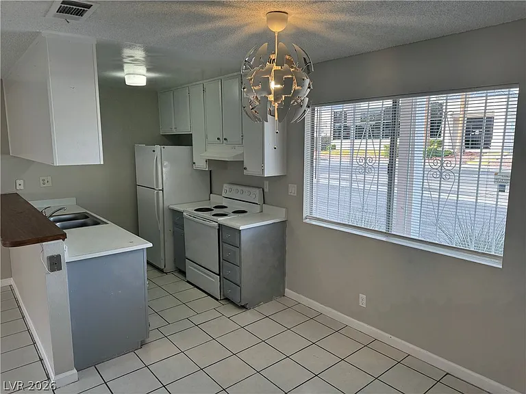 2158 E Desert Inn Rd — Photo 4