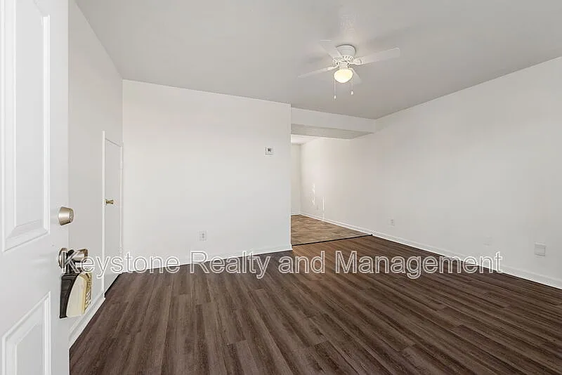 2 bed, 1.0 bath, 975 sqft, $795 — Photo 2