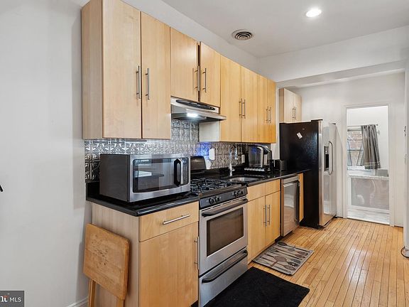 2nd image of 1029 G St NE