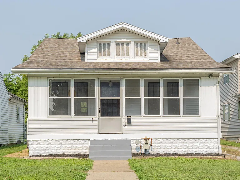 1910 N Weinbach Ave — Photo 1