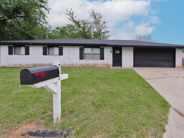 241 Alicia St, Bowie, TX 76230