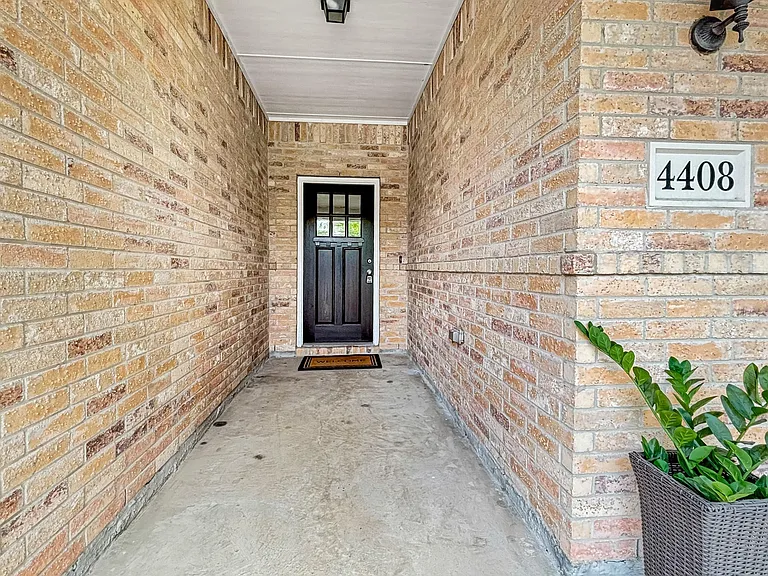4408 Dashland Dr — Photo 3
