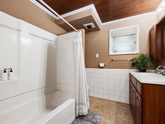 3rd image of 20 Woodlyn Ln