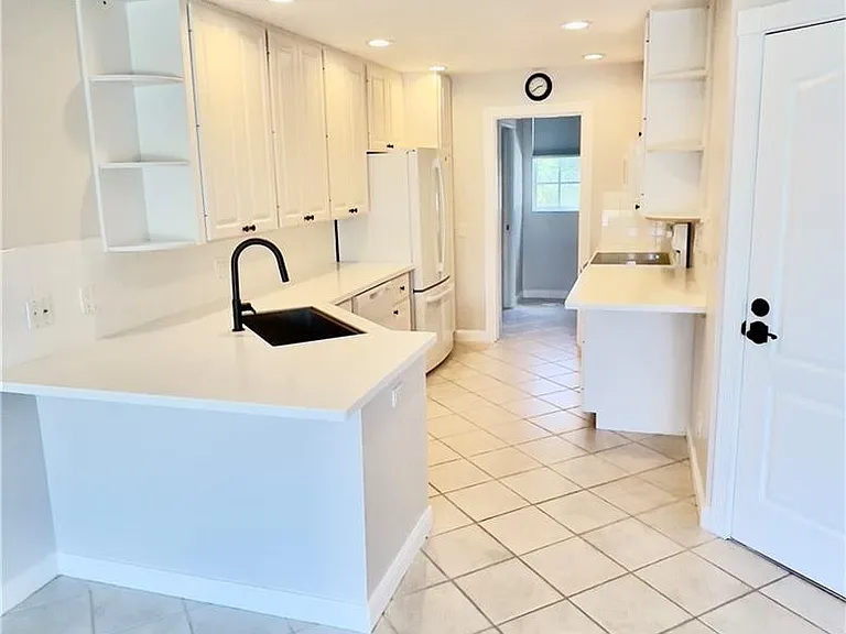 5669 Cove Cir — Photo 6