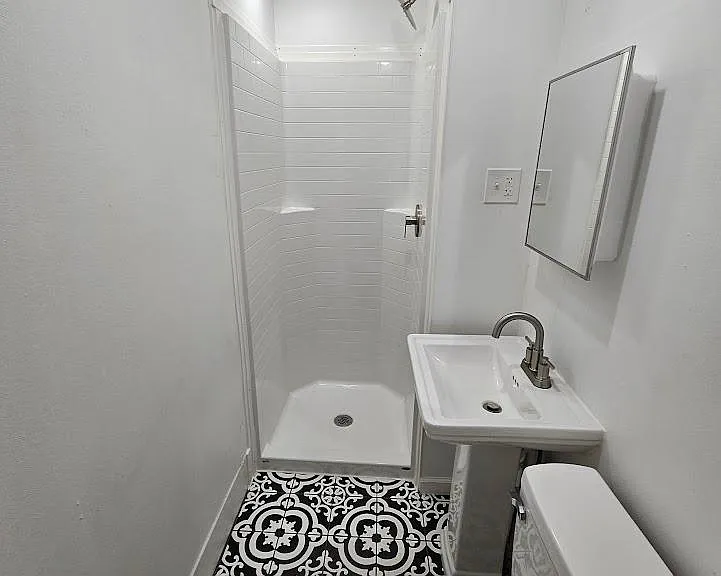 221 W Burke St — Photo 6