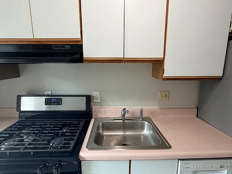 572 Whitney Ave #1E — Photo 3