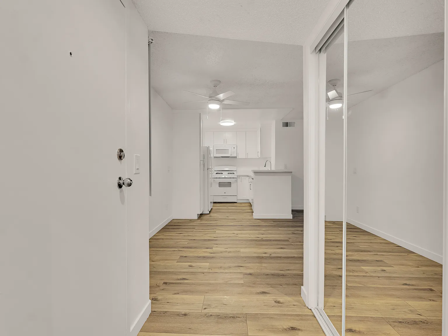2 bed, 1200 sqft, $2,500 — Photo 2