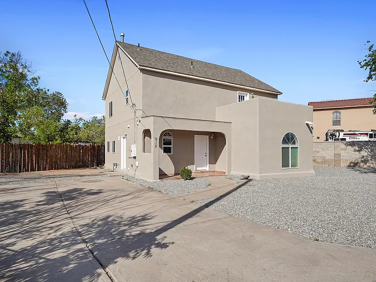 915 Kinley Ave NW — Photo 3