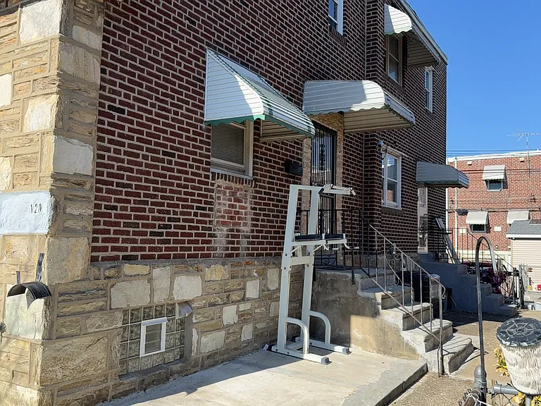 1203 Disston St — Photo 3