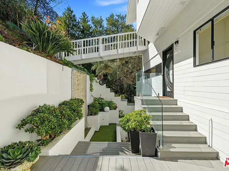 2350 Benedict Canyon Dr — Photo 50