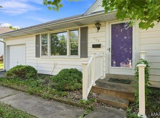 928 Poinsetta Ln, Saint Louis, MO 63122