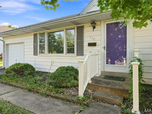 928 Poinsetta Ln, Saint Louis, MO 63122