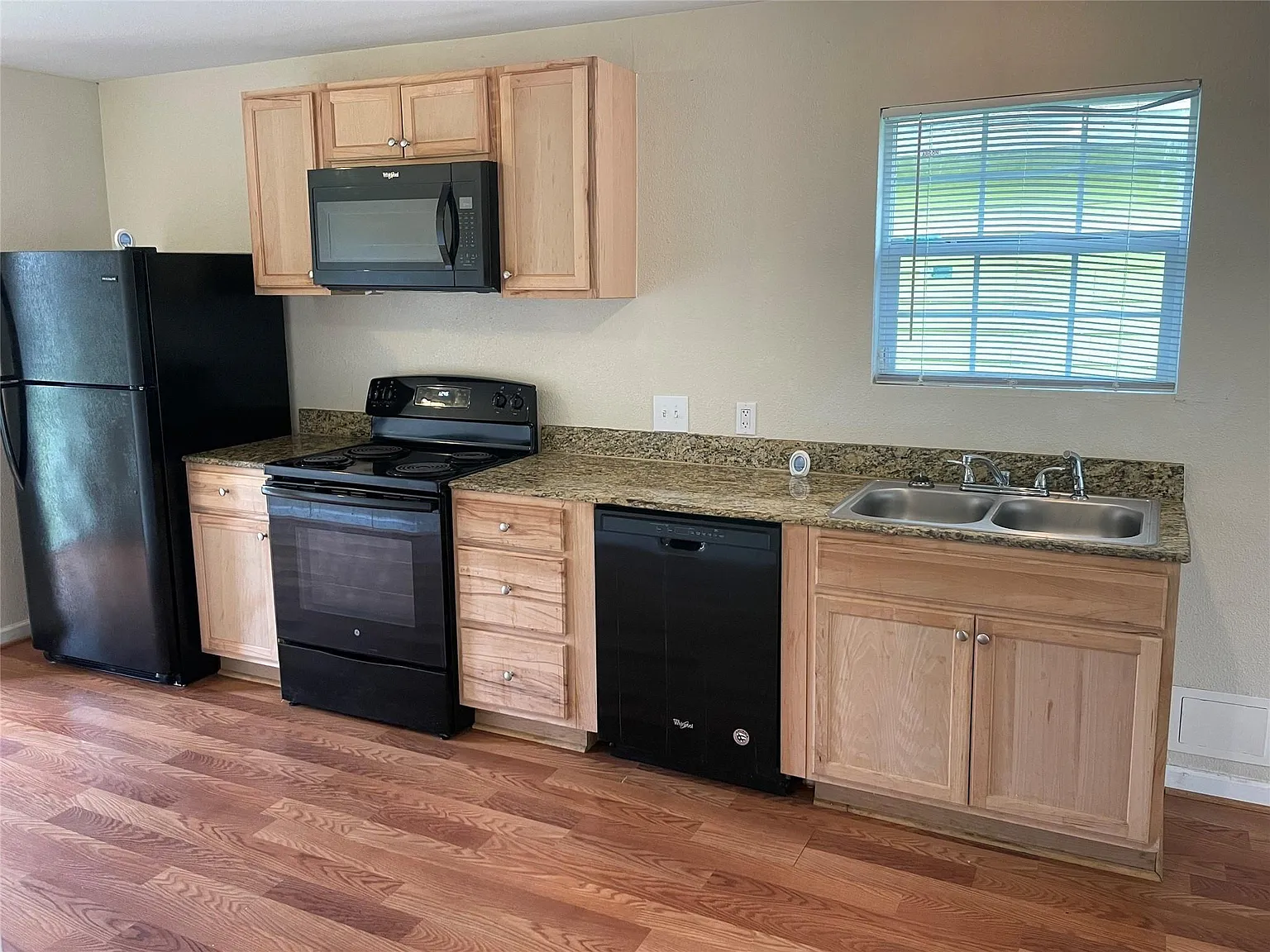 2 bed, 1.0 bath, 900 sqft, $1,100 — Photo 3
