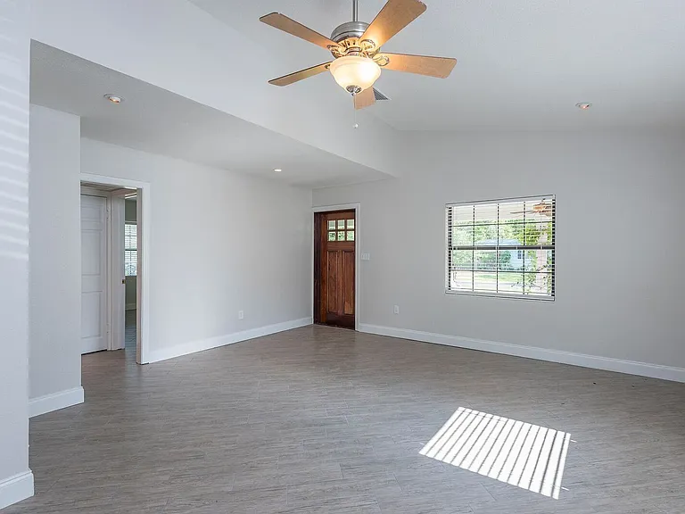 3908 W McKay Ave — Photo 2