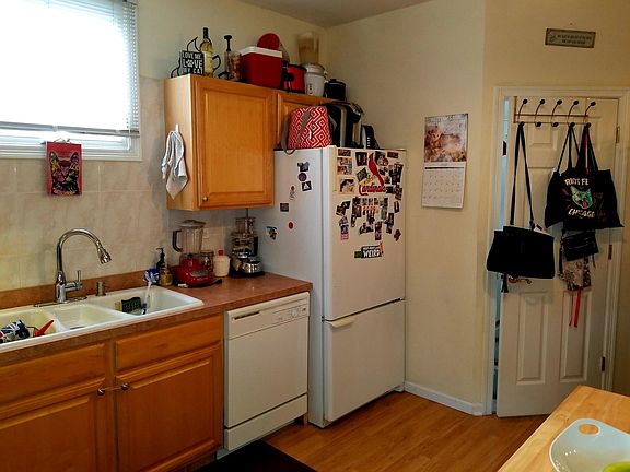 3rd image of 1066 N Hermitage Ave APT Coach