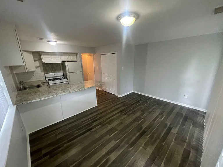 400 Barclay Walk — Photo 8
