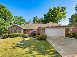 2750 E Londonderry Dr, Fayetteville, AR 72701