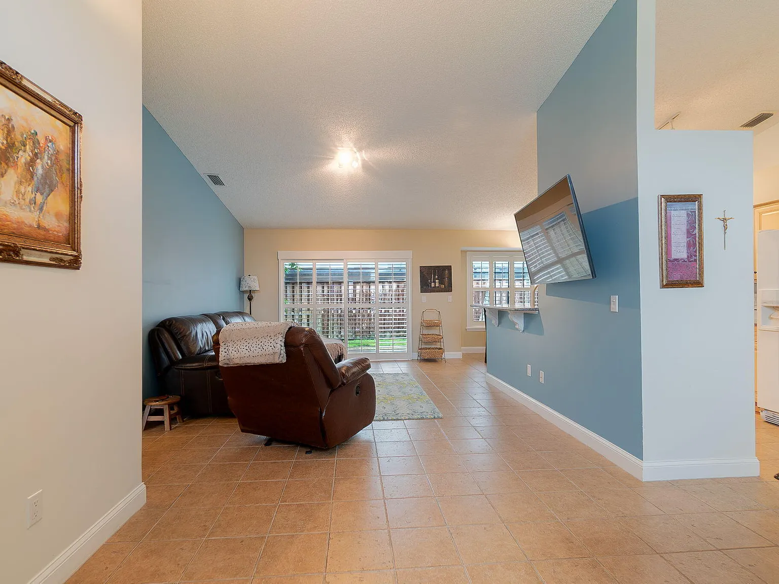 3 bed, 2.0 bath, 1368 sqft, $6,000 — Photo 2