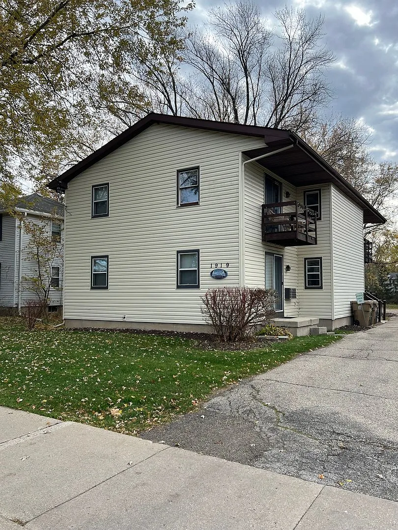 1919 Sheridan St — Photo 1