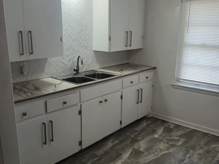 611 NW Columbia Ave #B — Photo 4