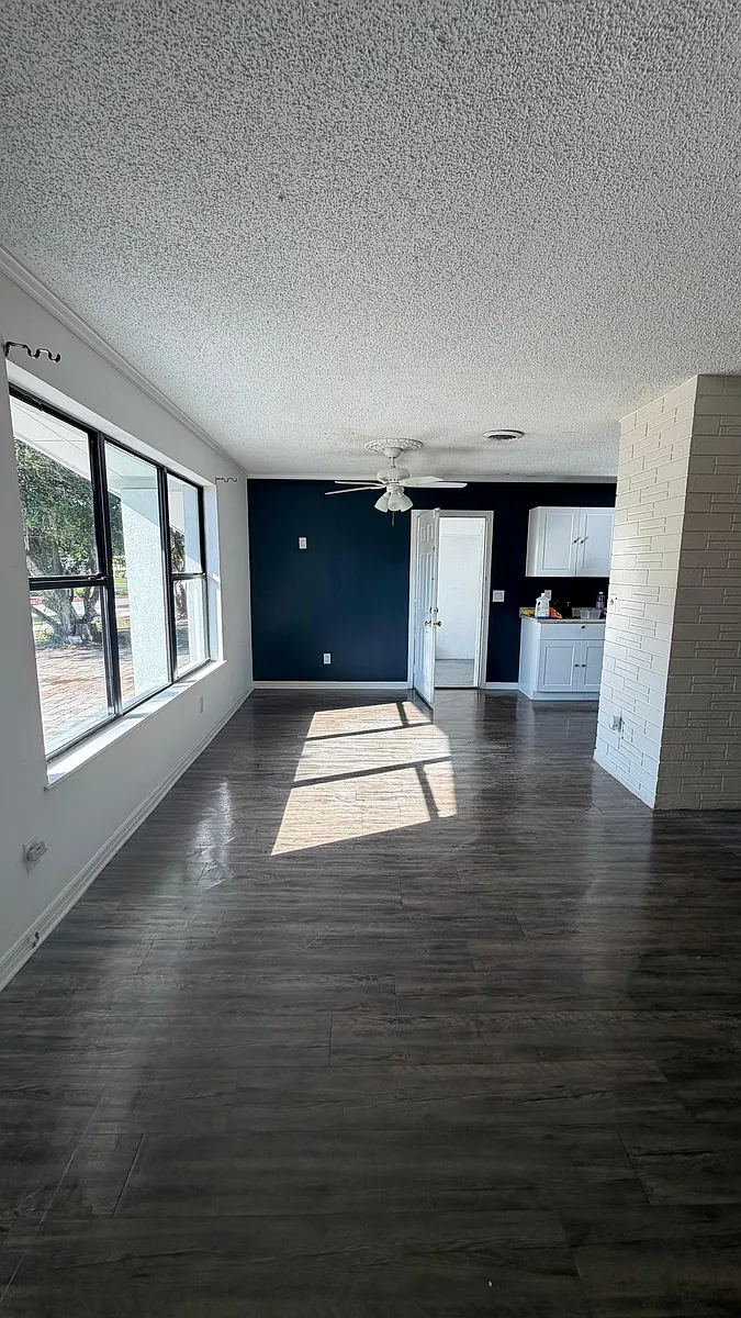 Building Photo - 3133 Beachwood Blvd