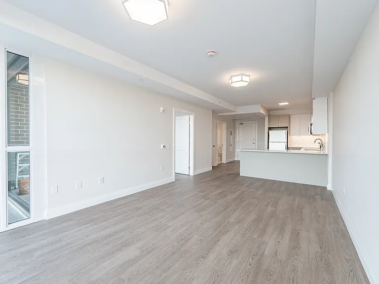 460 Columbia St W — Photo 68